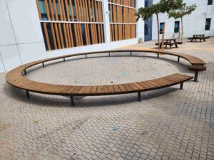 ספסל כתה ממתכת ועץ