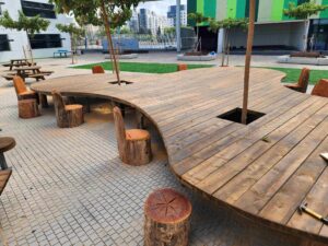 שולחן אבירים משולב משטח עבודה וכסאות מעץ אקליפטוס