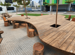 שולחן אבירים מעץ גושני משולב כסאות מעץ אקליפטוס